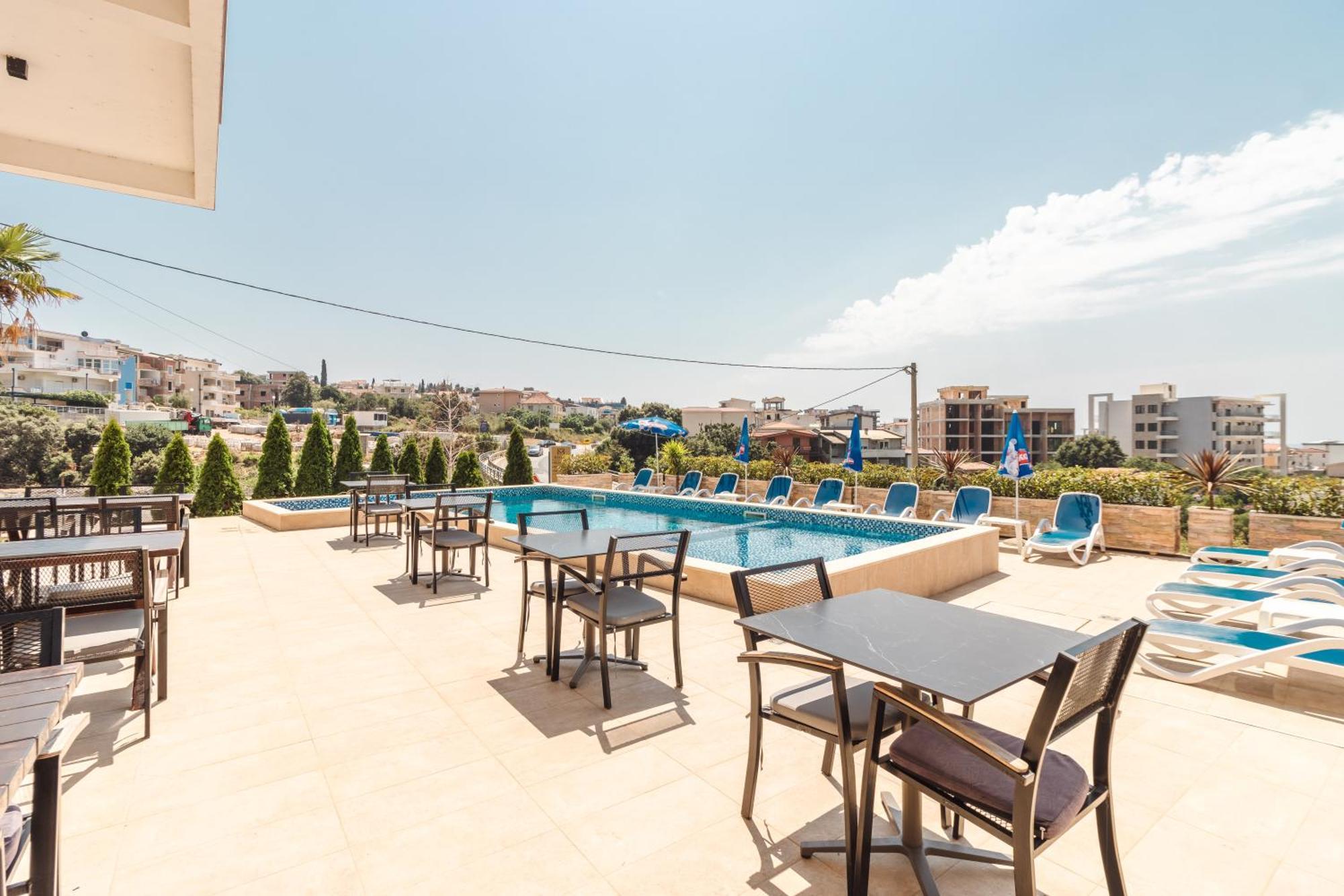 Lux Hotel M Dobra Voda Esterno foto