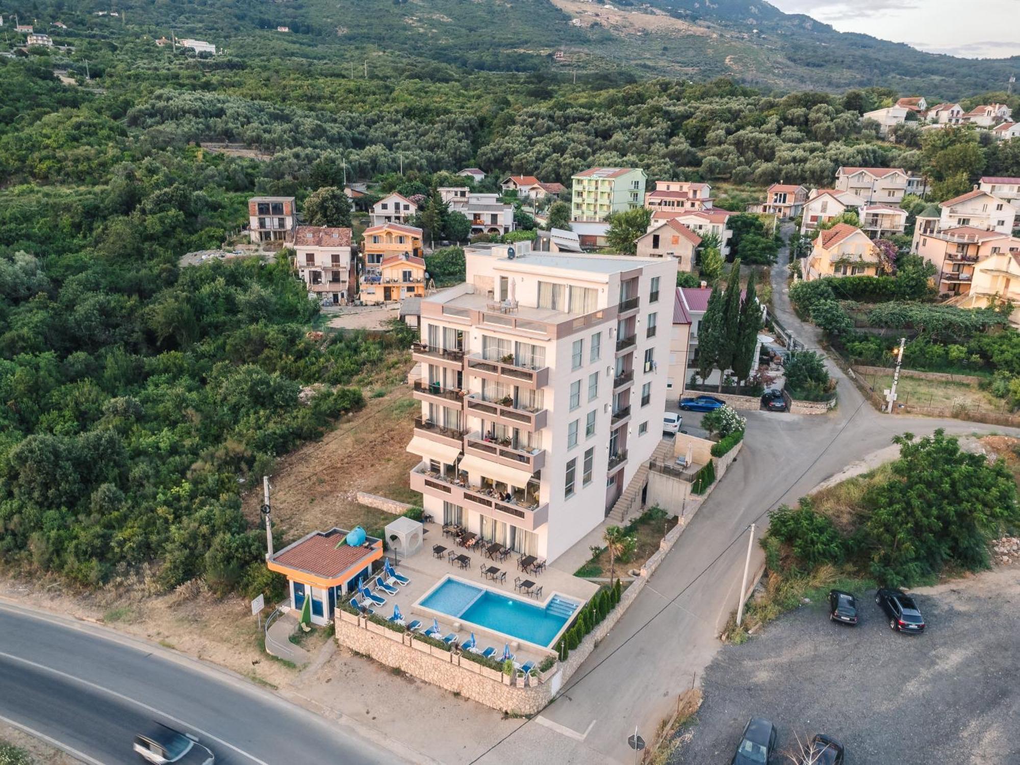 Lux Hotel M Dobra Voda Esterno foto